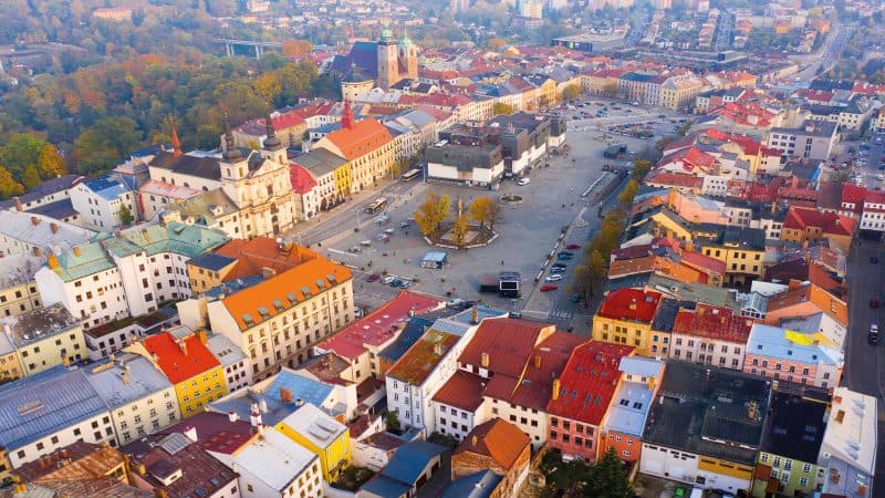 Krajské město Jihlava je krajské a statutární město, ležící na Českomoravské vrchovině a položené na někdejší česko-moravské zemské hranici, tvořené zde z části řekou Jihlavou. Historicky se jedná o moravské město a i dnes většina Jihlavy leží na moravské straně, pouze severozápadní okraj je v Čechách Nachází se 20 min cesty autem z Havl.Brodu.