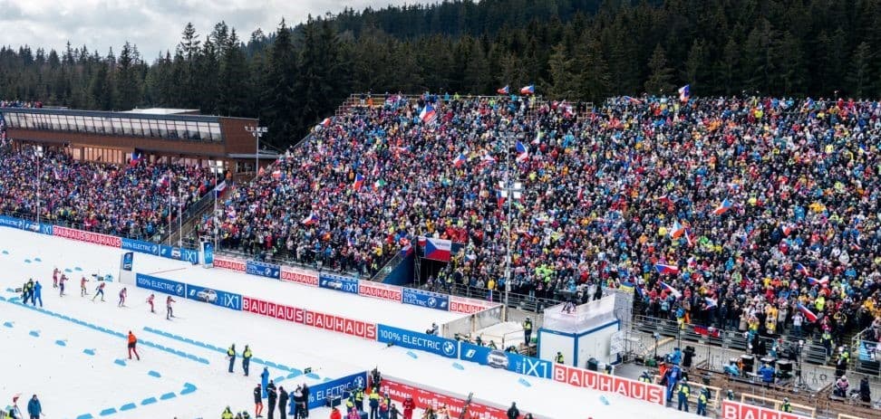 Každoroční biatlonový závod v Novém Městě na Moravě je jedním z vrcholů biatlonového kalendáře. Tato prestižní událost se koná v malebném prostředí moravských lesů a přitahuje nejlepší biatlonové závodníky z celého světa. Soutěž je známá svými náročnými tratěmi a vášnivým publikem, které podporuje závodníky v každém kole.