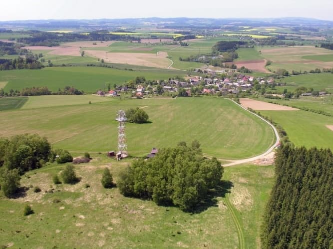 Lyžařský areál Vysoká se nachází 8km od Havl.Brodu. Délka sjezdovky je 420 metrů a převýšení 85 metrů. Vlek s kapacitou 900 osob/hodinu. Parkování zdarma na louce vedle areálu.