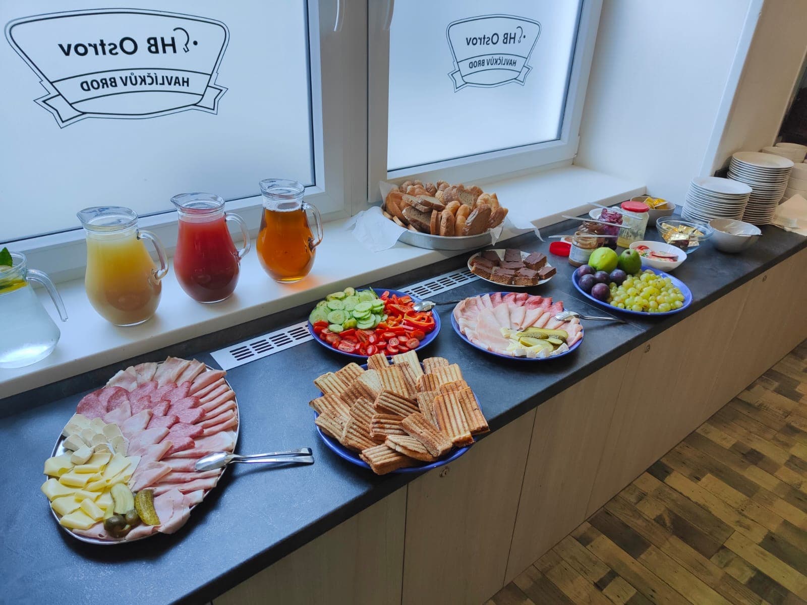 Breakfest . Bezdrátové internetové připojení je dostupné ve společných prostorách zdarma. Každý pokoj je vybaven vlastním socialním zařízením a ručníky, Smart TV, šatní skříní, minibarem, psacím stolem a židlí. Pro skupiny od 15 osob máme specilální nabídku 600Kč osoba/noc. Možnost zajištění snídaně, obědů i večeří. Pokud máte zájem o stolní tenis, nabízíme individuální trénink s profesionálními trenéry. Wellness není v ceně. Po dohodě možnost využití fit centra.