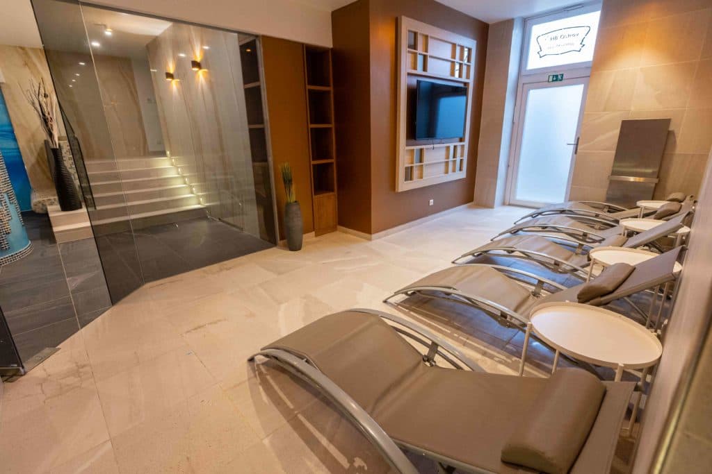 Prostory wellness. V přízemí budovy je nové privátní wellness s vířivkou, saunou, parními lázněmi.  Po domluvě možnost masáží a využití fitness centra - cena dle dohody.