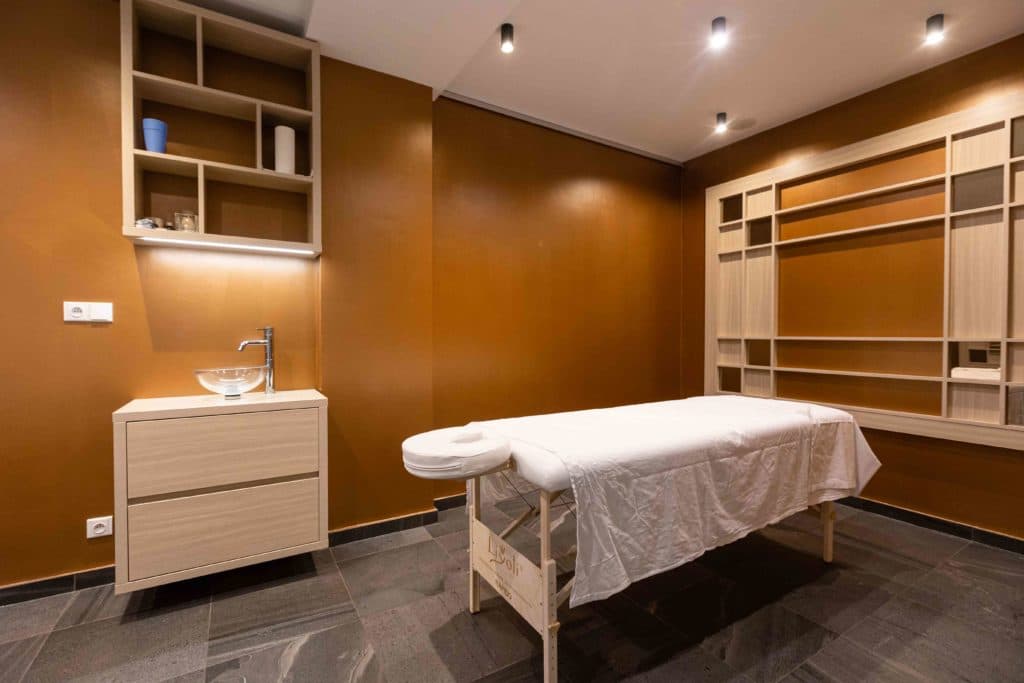 Masážní prostory. V přízemí budovy je nové privátní wellness s vířivkou, saunou, parními lázněmi.  Po domluvě možnost masáží a využití fitness centra - cena dle dohody.